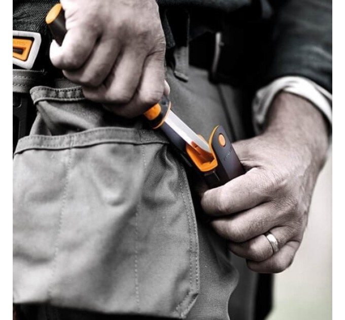 Універсальний ніж з точилом Fiskars (156017) 1023618