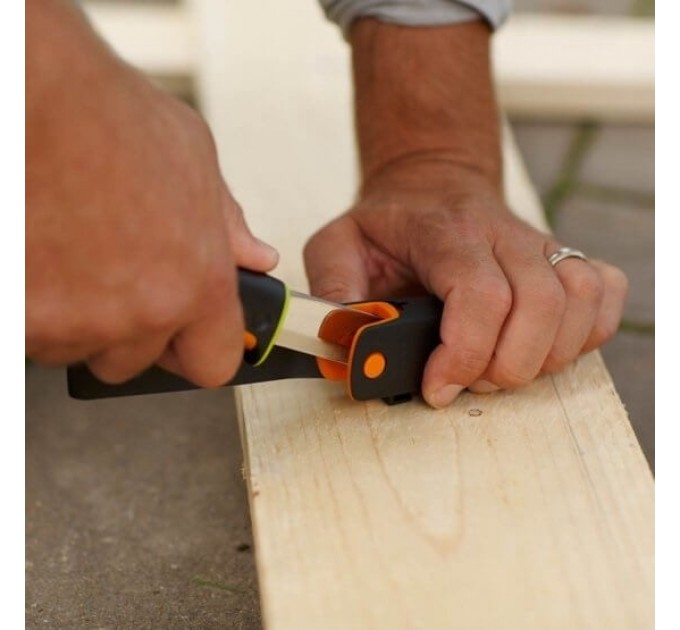 Ніж Fiskars для важких робіт з точилом (156018) 1023619