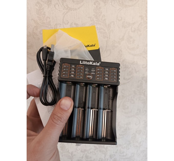 Зарядний пристрій LiitoKala Lii-402 18650, АА, ААА