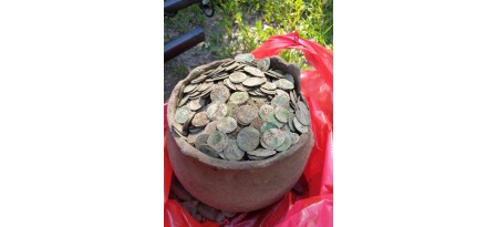 "Горщик зі скарбами": у Румунії знайшли тисячі середньовічних монет. ФОТО